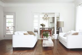 Helles Wohnzimmer mit zwei weißen Sofas